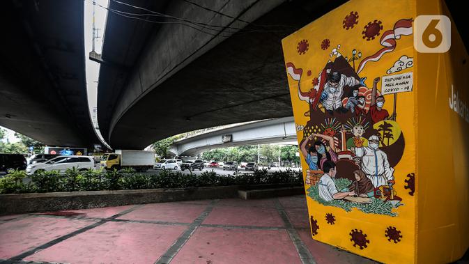 Kendaraan melintasi mural untuk melawan COVID-19 di Jakarta, Kamis (17/11/2020). Airlangga mengatakan, dengan tingkat kesembuhan di atas global maka menjadi sinyal positif di tengah pelonggaran aktivitas masyarakat seiring protokol kesehatan yang terus dijaga pemerintah. (Liputan6.com/JohanTallo)