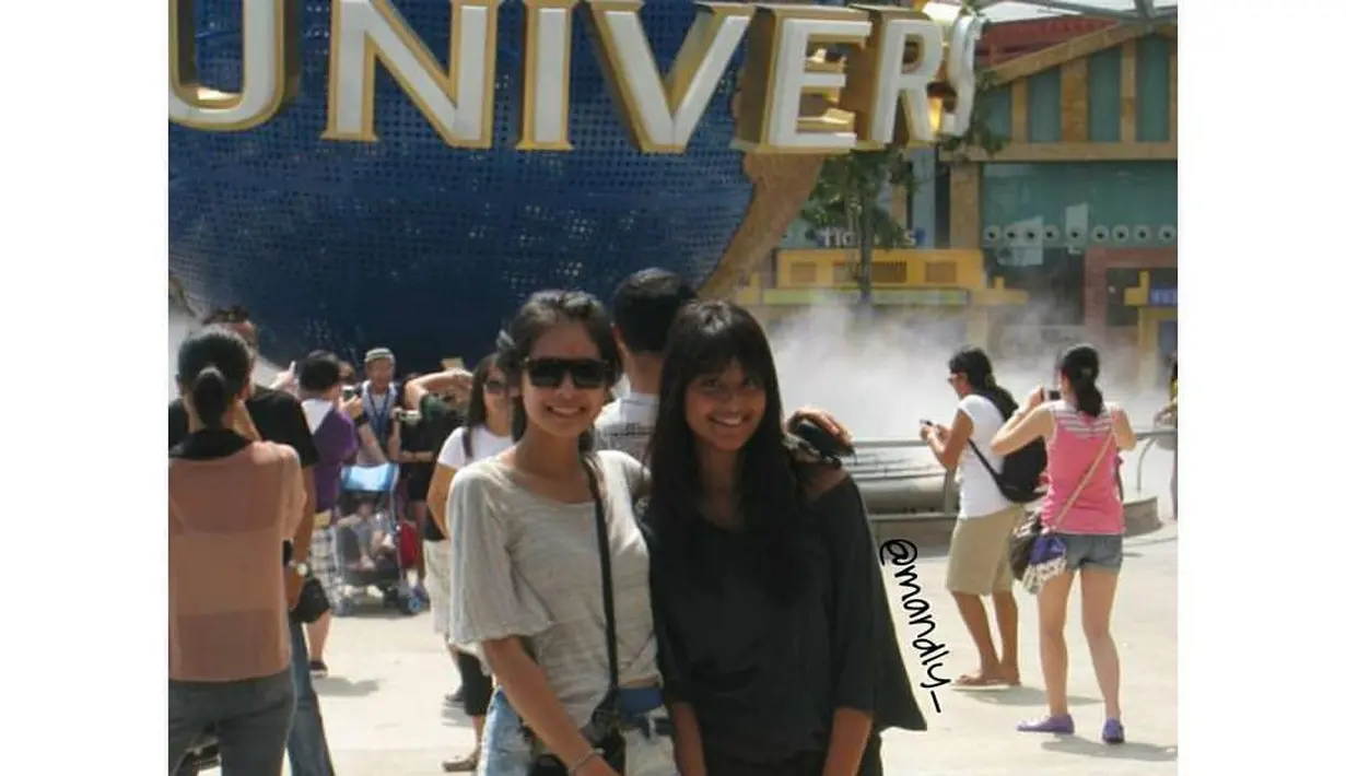 Tak terasa, kini Maudy telah menikah. Sementara adiknya, Amanda juga bakal melepas masa lajang dengan kekasihnya dalam waktu dekat. (Instagram @mandly_)