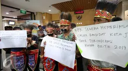 Sejumlah Pemuda Papua mendesak KPK untuk mengusut kasus korupsi yang diduga melibatkan sejumlah pejabat yang akan ikut mencalonkan diri pada Pilkada serentak pada 2017 mendatang, Jakarta, Selasa (27/9). (Liputan6.com/Helmi Afandi)