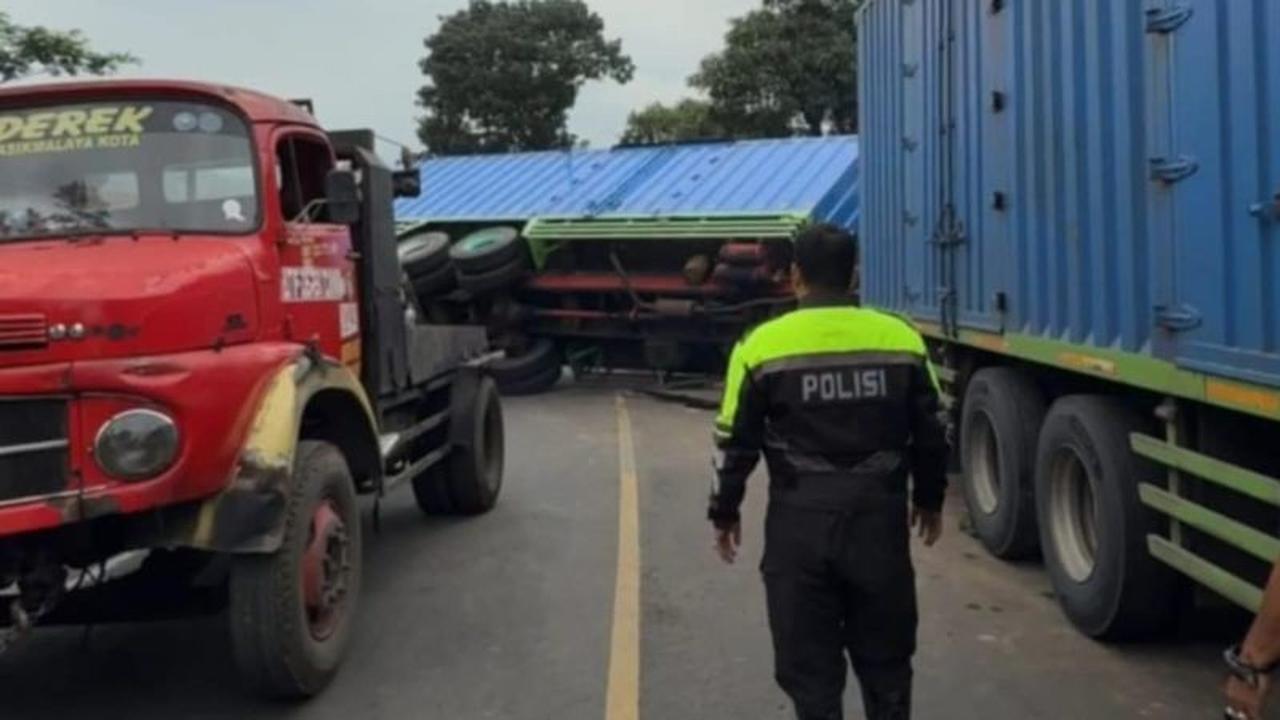 Evakuasi Truk Terguling di Garut, Jalur Nasional Tasikmalaya-Bandung Lumpuh Sementara