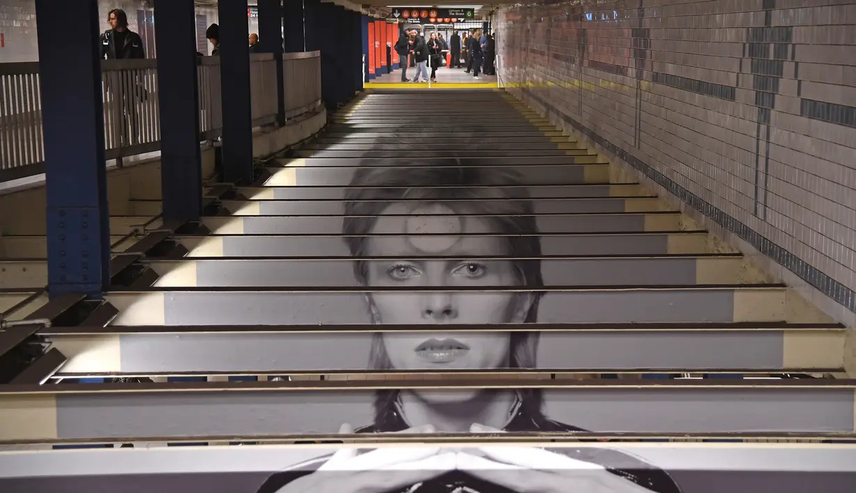 Instalasi seni yang memajang gambar David Bowie terlihat di stasiun kereta bawah tanah Broadway-Lafayette, New York City, Amerika Serikat, 19 April 2018. Gambar-gambar David Bowie terpampang di berbagai sudut stasiun dan di pintu masuk. (ANGELA WEISS/AFP)