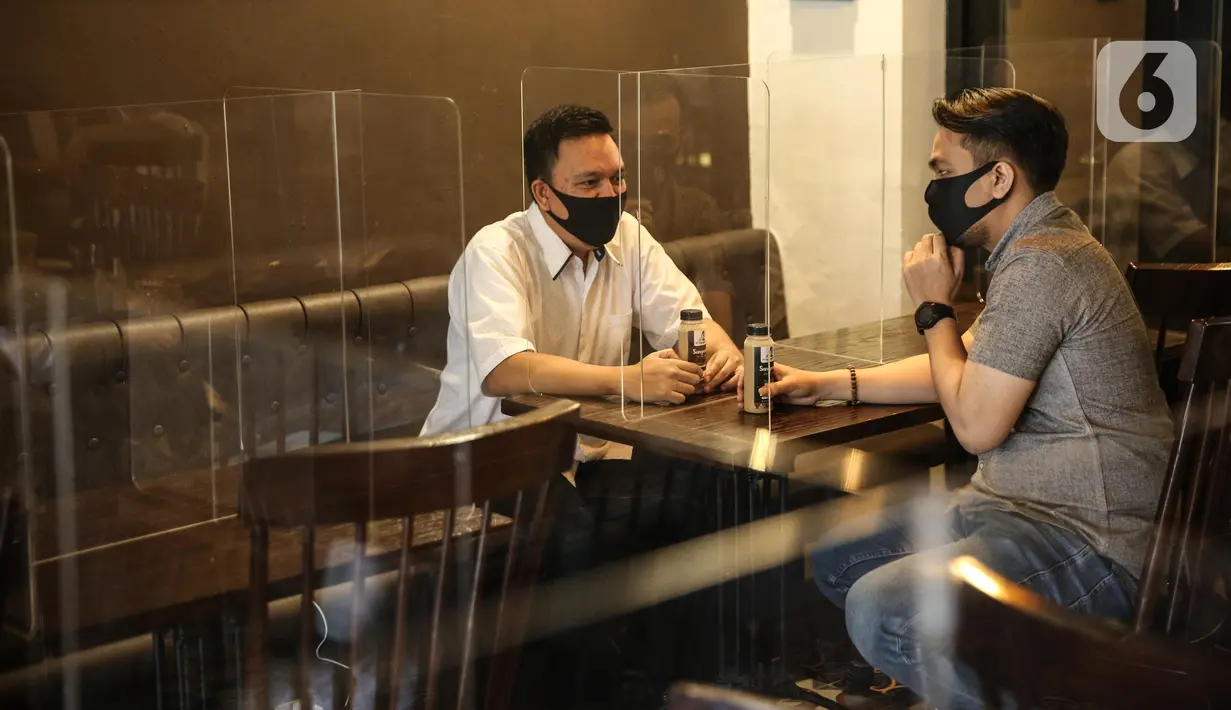 Pengunjung menikmati sajian di di The Atjeh Connection Coffee and Resto, Jakarta, Senin (8/6/2020). Tempat ini siap menerapkan protokol kesehatan untuk mendukung kebijakan pemerintah dalam menerapkan tatanan kehidupan baru atau ‘new normal’. (Liputan6.com/Faizal Fanani)