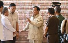 VIDEO: Panglima TNI Buru-Buru Mendekat Dipanggil Prabowo-Sjafrie, Ngobrol Serius Depan Tumpukan Uang