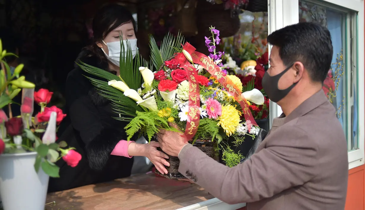 Seorang pria mengunjungi kios bunga untuk membeli sekeranjang bunga sebagai hadiah selama perayaan Hari Perempuan Internasional di Pyongyang, Korea Utara, Rabu 8 Maret 2023. Melansir laman International Women's Development Agency, Hari Perempuan Internasional adalah momen bagi masyarakat dunia untuk menyuarakan hak-hak perempuan di semua lini kehidupan, mulai dari sosial, politik, ekonomi hingga budaya. (KIM Won Jin/AFP)