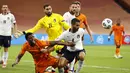 Gelandang Italia, Leonardo Spinazzola, berebut bola dengan bek Belanda, Denzel Dumfries, pada laga UEFA Nations League di Amsterdam Arena, Selasa (8/9/2020) dini hari WIB. Italia menang tipis 1-0 atas Belanda. (AFP/Maurice Van Steen/ANP)