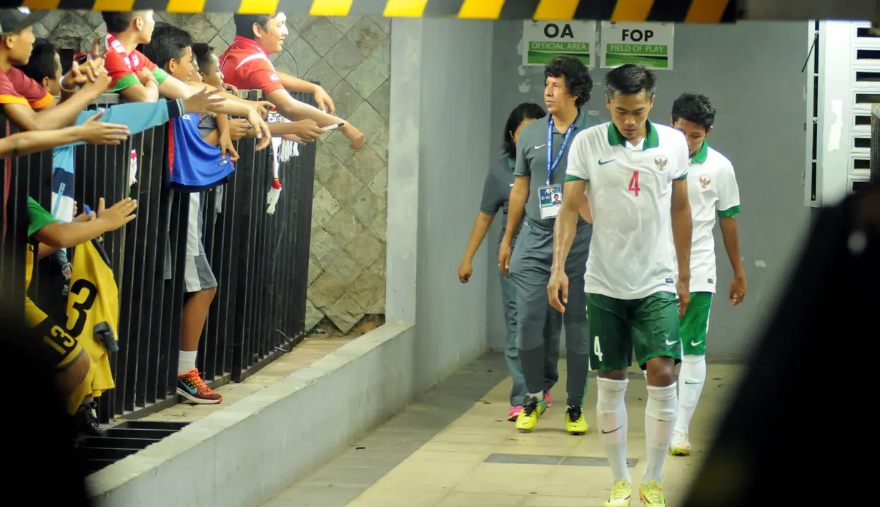 Bek timnas Indonesia U-23, Andik Rendika Rama (4) tertunduk saat menuju ruang ganti usai berlaga melawan Korea Selatan di kualifikasi grup H Piala Asia 2016 di Stadion GBK Jakarta, (31/3/2015). Indonesia U-23 kalah 0-4. (Liputan6.com/Helmi Fithriansyah)