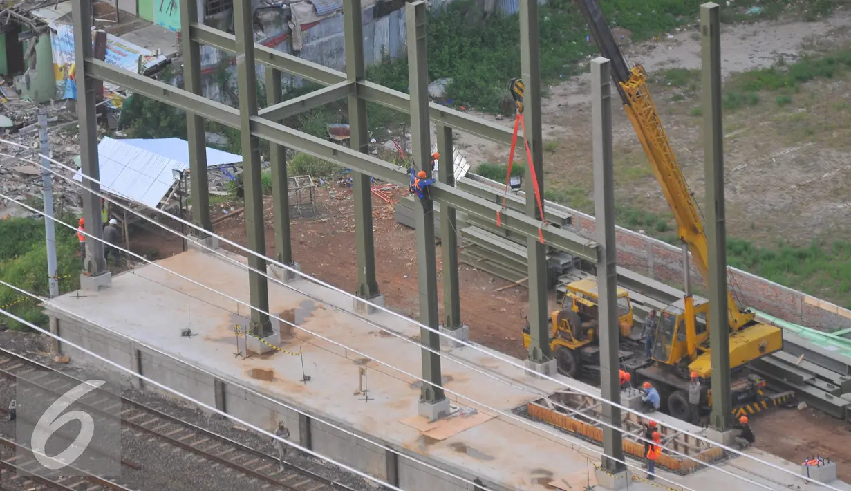 Sebuah kontruksi bangungan yang sedang di bangun untuk proyek jalur kereta Api Bandara di Jakarta, Rabu (28/12). KAI akan menerima dua rangkaian kereta yang nantinya akan dioperasikan untuk kereta bandara pada awal tahun 2017. (Liputan6.com/Angga Yuniar)