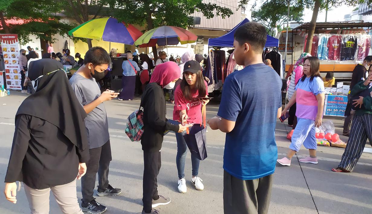 EMTEK selaku official Broadcaster Piala Dunia 2022 pun memanfaatkan momen Car Free Day Makassar dengan memberikan buklet-buklet panduan kepada para pengunjung sebagai sarana promosi ajang pesta sepak bola empat tahunan tersebut. (Procomm Surya Citra Media)