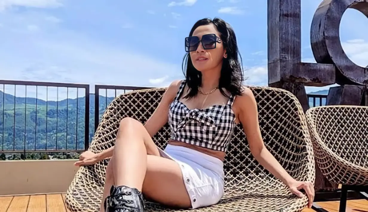 Jarang tersorot publik, tak heran jika banyak yang penasaran dengan sosok Ury yang rupanya punya gaya stylish. Aktif di Instagramnya, ia kerap membagikan penampilan berbusananya. (Liputan6.com/IG/@uryrafaelmind)