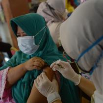 Petugas medis menyuntikkan vaksin kepada warga di Gor Ciracas, Jakarta, Sabtu (19/3/2022). Vaksin booster diberikan kepada warga lanjut usia dan masyarakat berisiko tinggi tertular Covid-19. (merdeka.com/Imam Buhori)