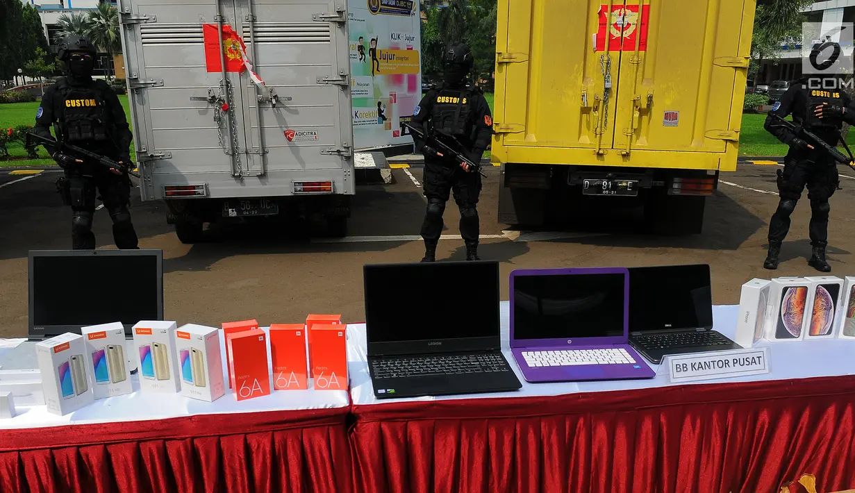 Barang bukti produk elektronik ilegal dihadirkan saat konferensi pers di Kantor Pusat Bea Cukai, Jakarta, Selasa (30/4/2019). Produk elektronik ilegal tersebut diselundupkan menggunakan kapal berkecepatan tinggi/High Speed Craft (HSC). (Liputan6.com/Angga Yuniar)