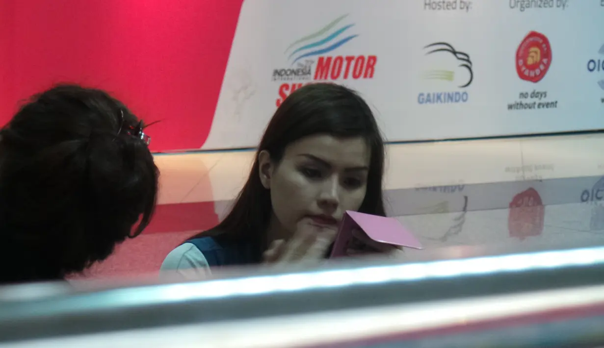 Aksi dara seksi di Indonesia International Motor Show (IIMS) 2014 selalu cerita menarik. (Gesit Prayogi/Liputan6.com)