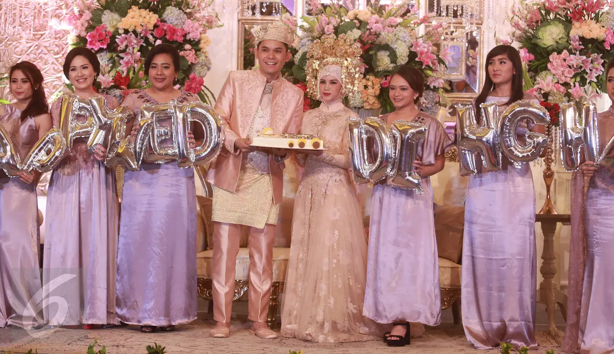 Pasangan Ben Kasyafani dan Nesyana Ayu Nabila berfoto bersama kerabat pada resepsi pernikahan kedua Ben di kawasan Mega Kuningan, Jakarta, Sabtu (30/7). Acara resepsi pernikahan Ben turut dihadiri oleh sejumlah selebritas. (Liputan6.com/Herman Zakharia)