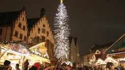 Orang-orang mengunjungi pasar Natal tradisonal pada hari pembukaannya di Frankfurt am Main, Jerman, Senin (25/11/2019). Sesuai dengan namanya, tempat ini adalah sebuah pasar yang bertemakan Natal. (Photo by Daniel ROLAND / AFP)