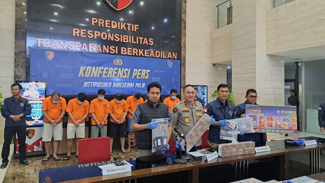 Konferensi pers pengungkapan kasus judi online yang dikendalikan oleh Warga Negara Asing (WNA) asal Cina.