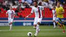 Penyerang PSG, Neymar, menggiring bola saat menghadapi Waasland-Beveren pada laga uji coba di Parc des Princes Stadium, Sabtu (18/7/2020) dini hari WIB. PSG menang telak 7-0 atas Waasland-Beveren. (AFP/Anne-Christine Poujoulat)