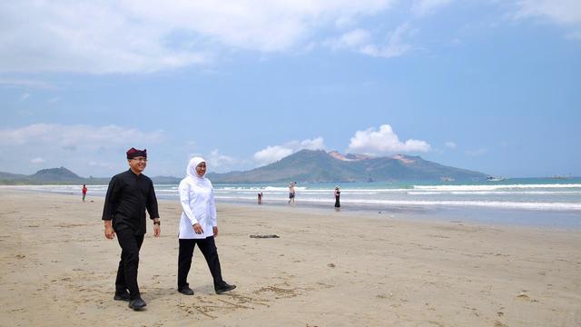 Gubernur Khofifah Kunjungi Pantai Mustika Banyuwangi News