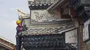 Seorang pekerja konstruksi merenovasi sebuah bangunan kuno di Wilayah Jing'an, Provinsi Jiangxi, China timur, pada 4 November 2020. Wilayah Jing'an mempunyai sejarah yang panjang dan memiliki hampir 300 bangunan kuno. (Xinhua/Wan Xiang)