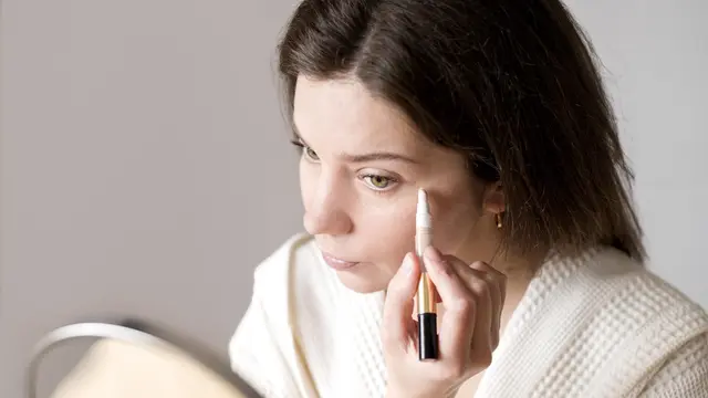 Gunakan concealer full coverage untuk menyamarkan bawah mata yang gelap