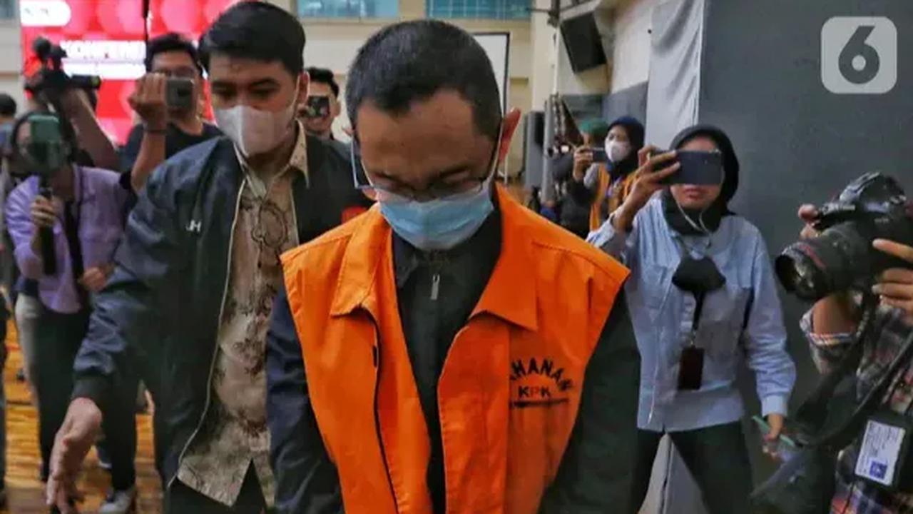 Andhi Pramono adalah eks kepala Bea Cukai Makassar yang terlibat kasus tindak pidana pencucian uang (TPPU) dan gratifikasi senilai Rp 28 miliar.