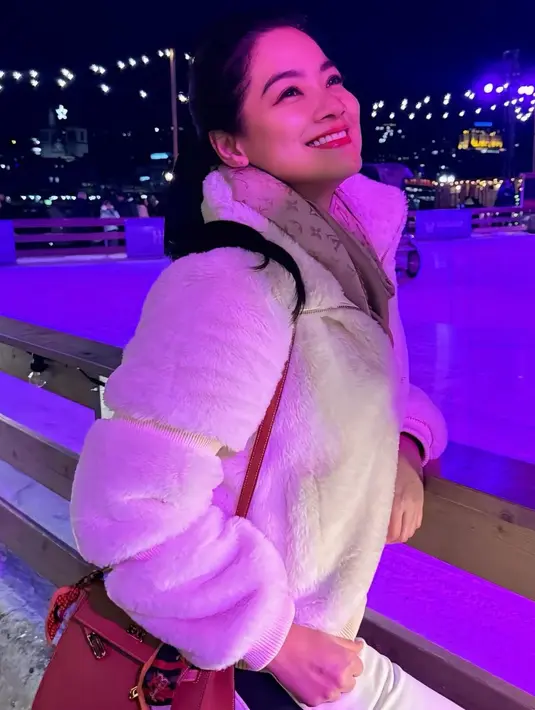 Gayanya semakin stunning dengan syal di leher dari Louis Vuitton. Ia pun membawa tas Hermes warna kecoklatan.  [@titi_kamall]