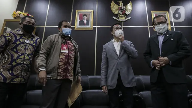 FOTO: MAKI Serahkan Salinan Surat Jalan Djoko Tjandra ke Komisi III DPR