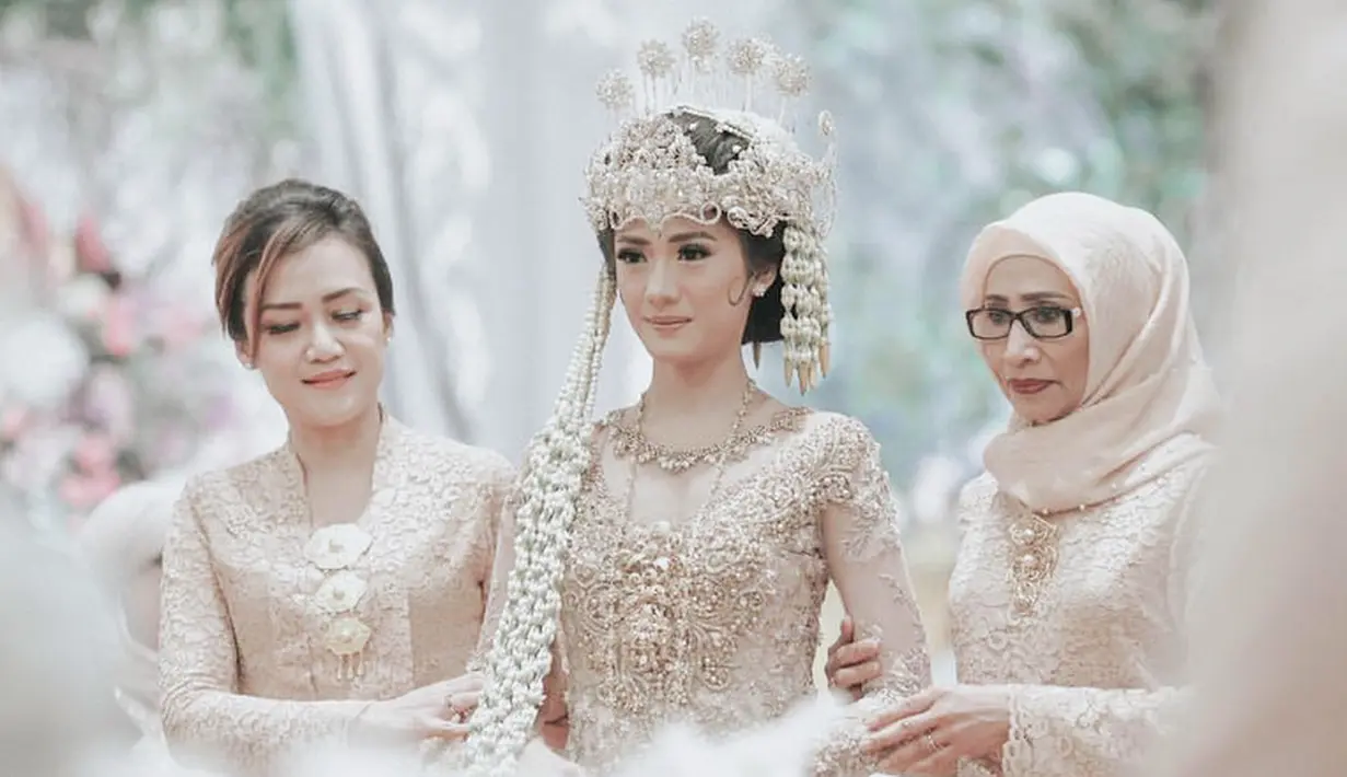 Di hari bahagianya, saat menikah dengan Raditya Dika, Anissa Aziza begitu cantik memesona. Dengan menggunakan busana pengantin, Anissa tampak pangling. (Instagram/anissaaziza)