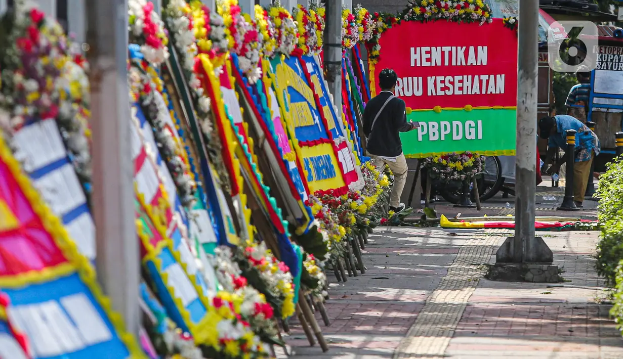 Penolakan disampaikan lewat karangan bunga yang dijejerkan di depan pagar gedung DPR.  (Liputan6.com/Faizal Fanani)
