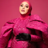 Berbeda dengan sebelumnya, Aurel Hermansyah kini tampil dengan busana pink keunguan. [Foto: Instagram/aurelie.hermansyah]