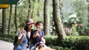 Naik kuda poni, memang menjadi salah satu spot wisata yang paling banyak disukai anak-anak. Anak-anak paling suka saat naik kuda poni mengelilingi tempat wisata. Terlihat kedua buah hatinya pun terlihat senang saat naik kuda poni. (Liputan6.com/IG/@sandradewi88)