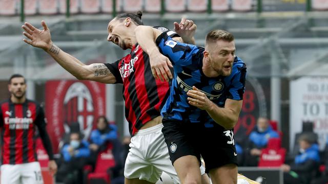 FOTO: Inter Milan Menjauh Usai Kalahkan AC Milan 3-0 - Zlatan Ibrahimovic; Milan Skriniar
