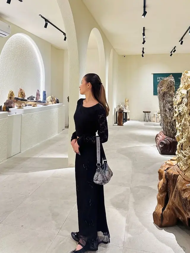 Mix and Match Warna Hitam ala Bella Graceva (Instagram/@bellagap)