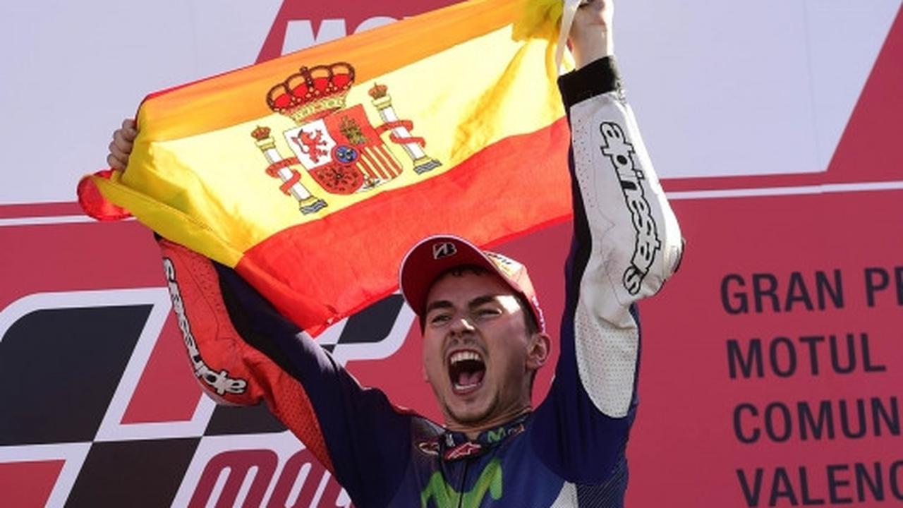 Lorenzo angkat trofi juara dunia MotoGP 2015