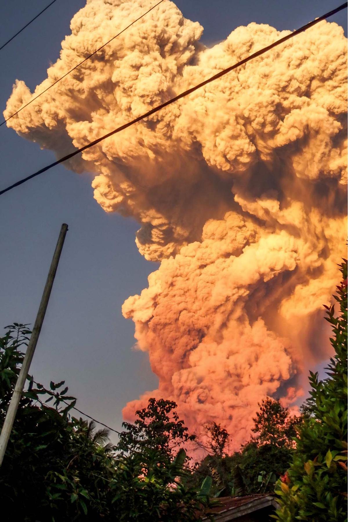 FOTO: Erupsi Dahsyat Gunung Gunung Lewotobi Laki-Laki, Status Menjadi Awas