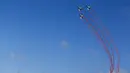 Pesawatb jet tempur Cina J - 10 bermanuver diatas udara di provinsi Nakhon Ratchasima, Thailand, (24/11).  Aksi jet tempur  ini dilakukan oleh The August 1st dari Cina. (REUTERS/Athit Perawongmetha)