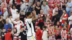 Pemain Real Madrid, Jude Bellingham, memberikan aplaus kepada suporter saat melawan Athletic Bilbao pada laga pekan ke-1 La Liga 2023/2024 di Stadion San Mames, Minggu (13/8/2023). Los Blancos menang dengan skor 2-0. (AP Photo/Alvaro Barrientos)