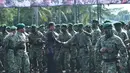 Presiden Jokowi bersalaman dengan prajurit Kostrad saat kunjungannya ke Madivif 1 Kostrad Cilodong, Jawa Barat, Rabu (16/11). Jokowi menjelaskan bahwa kunjungan kali ini untuk memastikan kesiapan pasukan dalam mengamankan NKRI. (DOK. PENKOSTRAD)