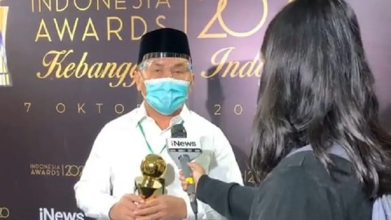 Sugianto Sabran menerima penghargaan tokoh pembangunan infrastruktur jalan dan jembatan Indonesia Awards 2020. (Foto: Istimewa).