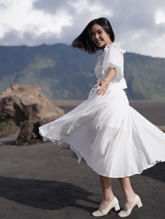 Penampilan Gisel Anastasia yang memukau dengan saat menari mengenakan Dress putih dan sepatu hak tinggi berwarna senada di Gunung Bromo. (Instagram/gisel_la)