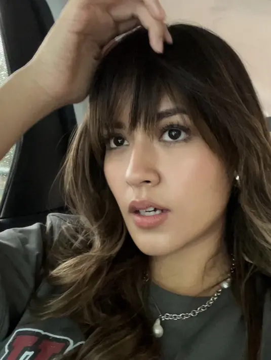 Gaya rambut berponi juga berhasil membingkai sempurna wajah Raisa. Dengan tampilan ini ia berhasil terlihat awet muda.  [Foto: Instagram/ Raisa]