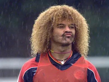 Carlos Valderrama tampil dengan rambut kribo dengan warna kuning. Gaya rambut tersebut sangat akrab bagi para pencita sepak bola pada eranya. Valderrama tercatat menghiasi Piala Dunia sebanyak tiga kali (1990-1998) bersama Timnas Kolombia. (AFP/Gerard Cerles)