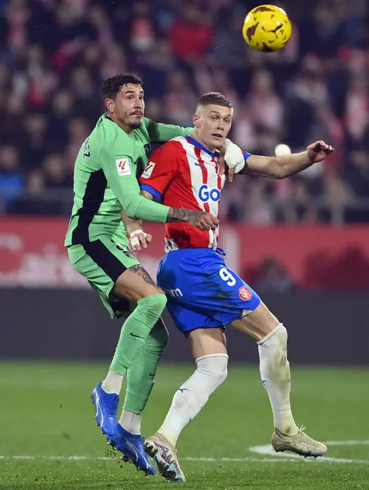 <p>Girona kembali memimpin berkat gol Savio di menit ke-26, dan memperbesar keunggulan menjadi 3-1 lewat aksi Daley Blind (39') meneruskan assist Artem Dovbyk. (Pau BARRENA/AFP)</p>