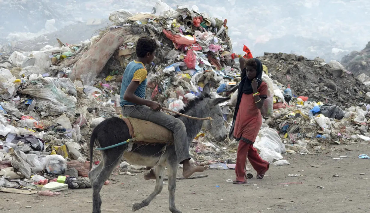 Seorang anak laki-laki menaiki kuda saat mengumpulkan sampah untuk didaur ulang di tempat pembuangan sampah di kota Houdieda, Yaman, Rabu (20/1). (REUTERS/Abduljabbar Zeyad)