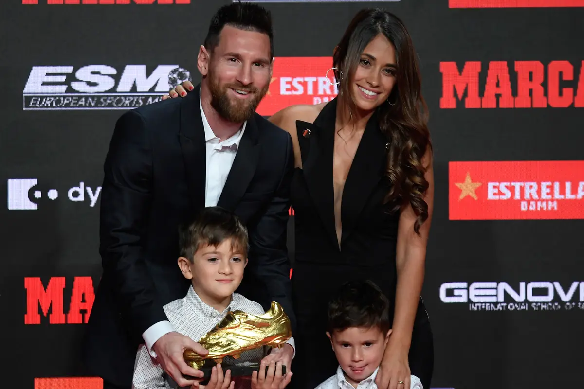 Ditemani Istri dan Anaknya, Lionel Messi Terima Sepatu Emas ke-6