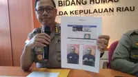 Kabid Humas Kombespol Erlangga bersama Tim Cyber Krimsus Polda Kepri AKBP Krisnandi menunjukan foto akun tersangka Encep Wawan alias Surya Reza Permana saat jumpa pers di Mako Polda Kepri. (Liputan6.com/Ajang Nurdin)