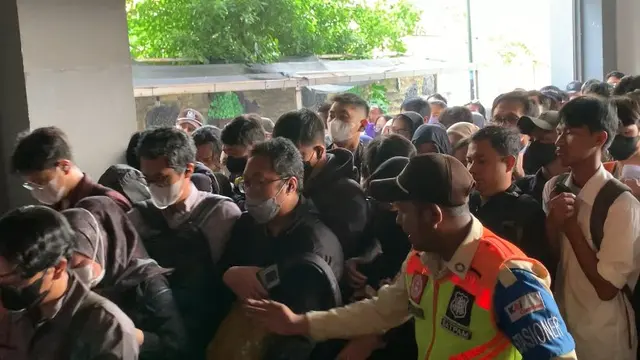 Eskalator Stasiun Duri Masih Diperbaiki, Penumpang Berdesakan