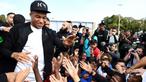 Bintang Prancis, Kylian Mbappe, menyapa anak-anak saat mengunjungi markas AS Bondy di Paris, Rabu (17/10). Kunjungan ke klub pertamanya ini dilakukan setelah dirinya meraih gelar Piala Dunia 2018. (AFP/Franck Fife)