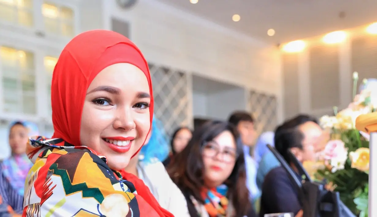 Siapa sangka, di balik niat baik Dewi Sandra untuk menjalankan ibadah Umroh, ia harus menerima cobaan yang tidak diduga. Mengalami cedera pada bagian kaki, mengharuskan Dewi untuk menggunakan kruk. (Adrian Putra/Bintang.com)