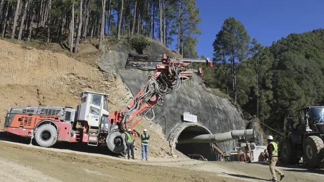 Mesin berat yang dikerahkan di untuk penyelamatan 40 pekerja terjebak di terowongan runtuh  Uttarakhand, India pada Senin 20 November 2023. (AP)