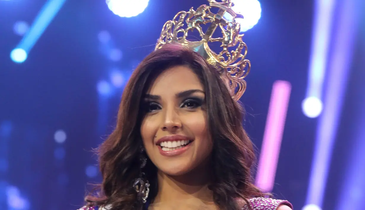 Miss Cartagena, Laura Gonzalez mengenakan mahkota setelah dinobatkan menjadi Miss Colombia 2017 di Cartagena, Kolombia (20/3). Gonzales dinobatkan sebagai Miss Colombia 2017 setelah mengalahkan 23 kandidat lainnya. (AFP/Joaquiin Sarmiento)